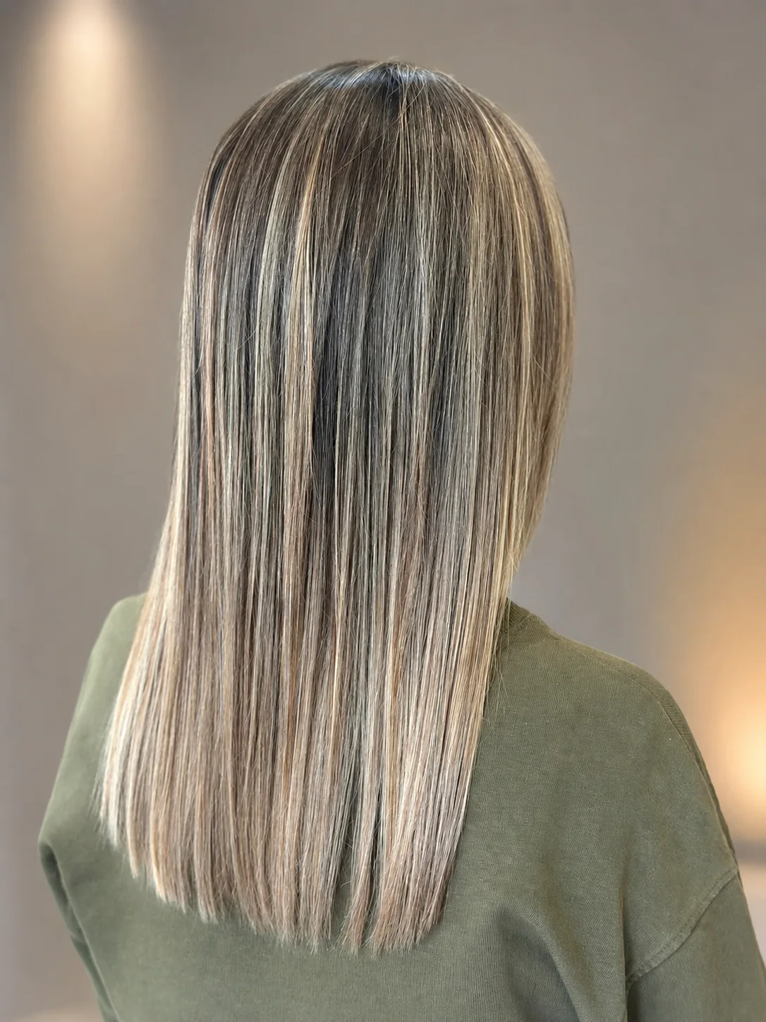 Melena rubia lisa con acabado pulido