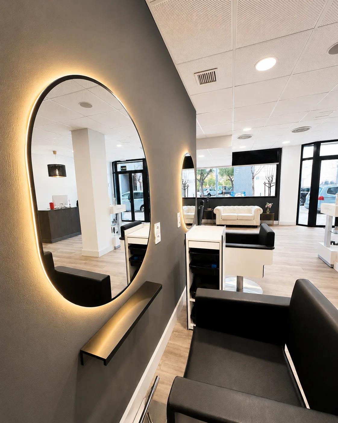 Puesto de trabajo con espejo iluminado en Sansa Hair Salon